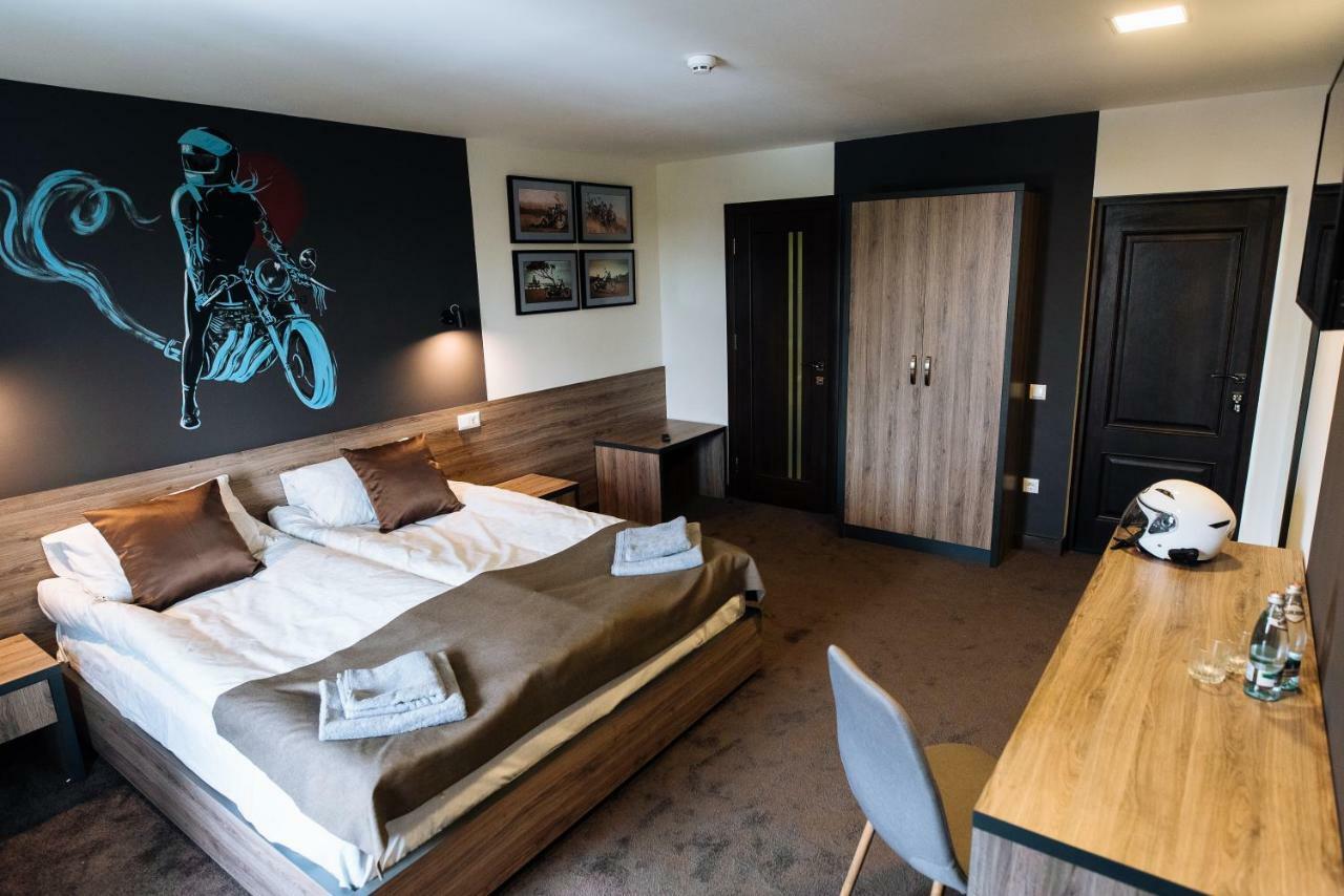 Clubhouse Hotel Ivano-Frankivsk Buitenkant foto